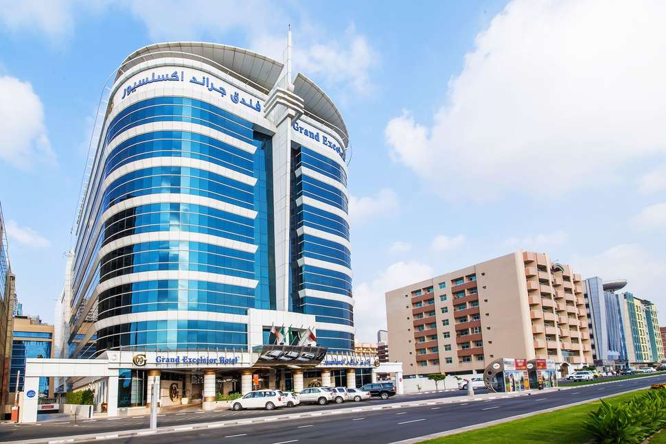 Ein Foto von der Außenansicht des Grand Excelsior Hotel Bur Dubai