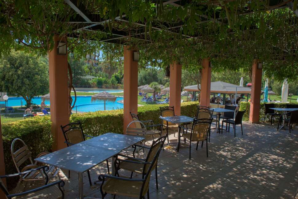 Een foto van het terras bij Century Resort Corfu