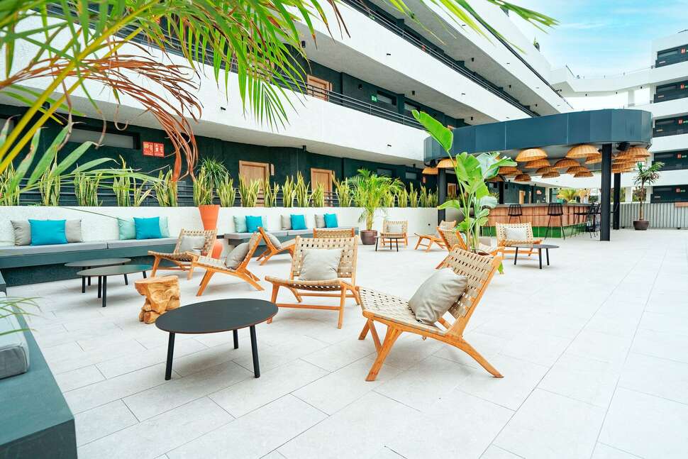 Een foto van het terras bij Hovima Suites Costa Adeje