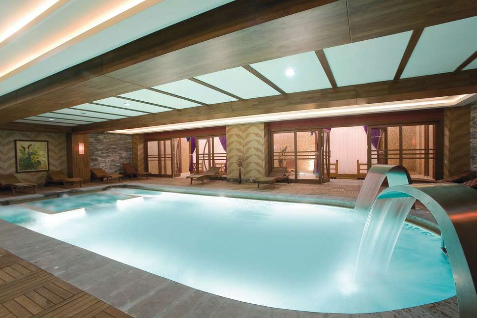 Een foto van het zwembad bij Crystal De Luxe Comfort Collection