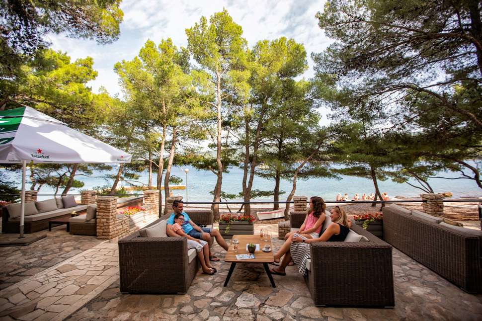 Ein Foto von der Terrasse im Aminess Younique Senses Resort