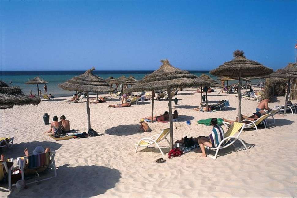 Ein Foto vom Strand beim Le Soleil Bella Vista Hotel