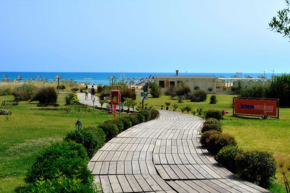 Een foto van het terras bij Sikania Resort & Spa