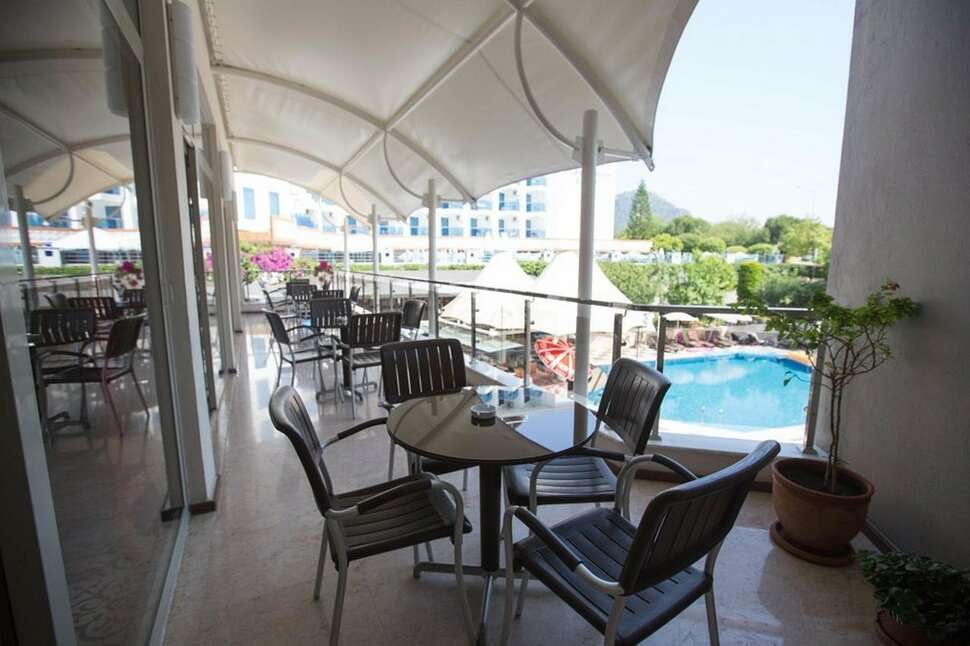 Een foto van het terras bij Hotel Grand Okan