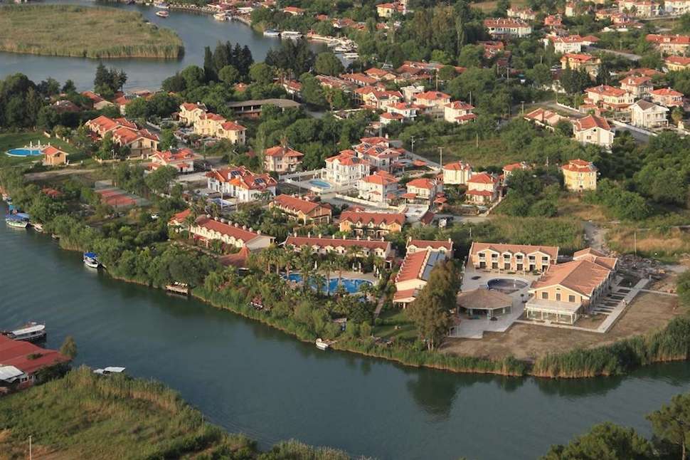 Een foto van de buitenkant van Dalyan Resort Hotel