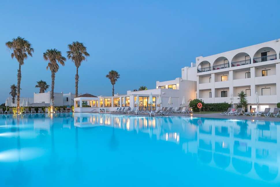 Ein Foto vom Pool im Aeolos Beach Hotel