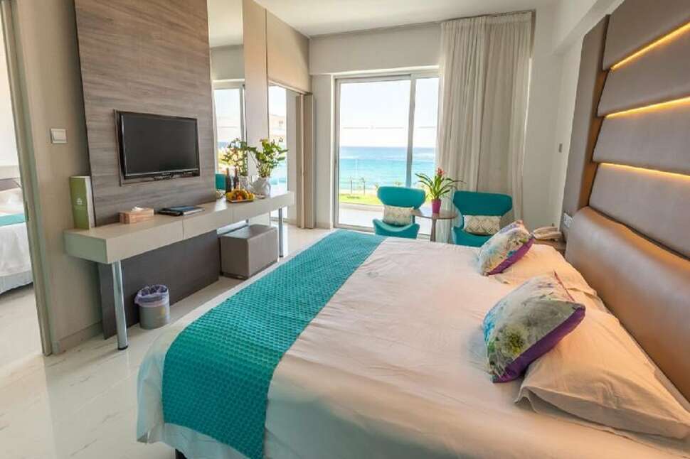Ein Foto The King Evelthon Beach Hotel & Resort