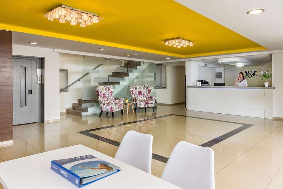 Een foto van het interieur van Sergios Hotel