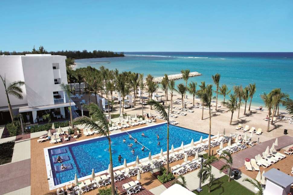 Een foto van het zwembad bij Riu Palace Jamaica