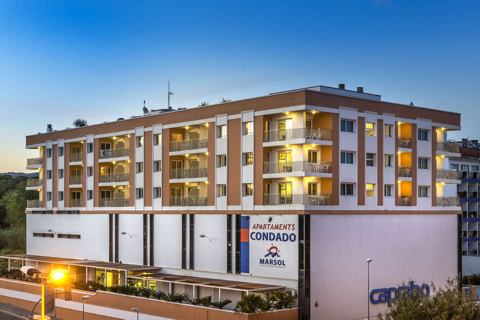 Een foto van de buitenkant van Appartementen Condado