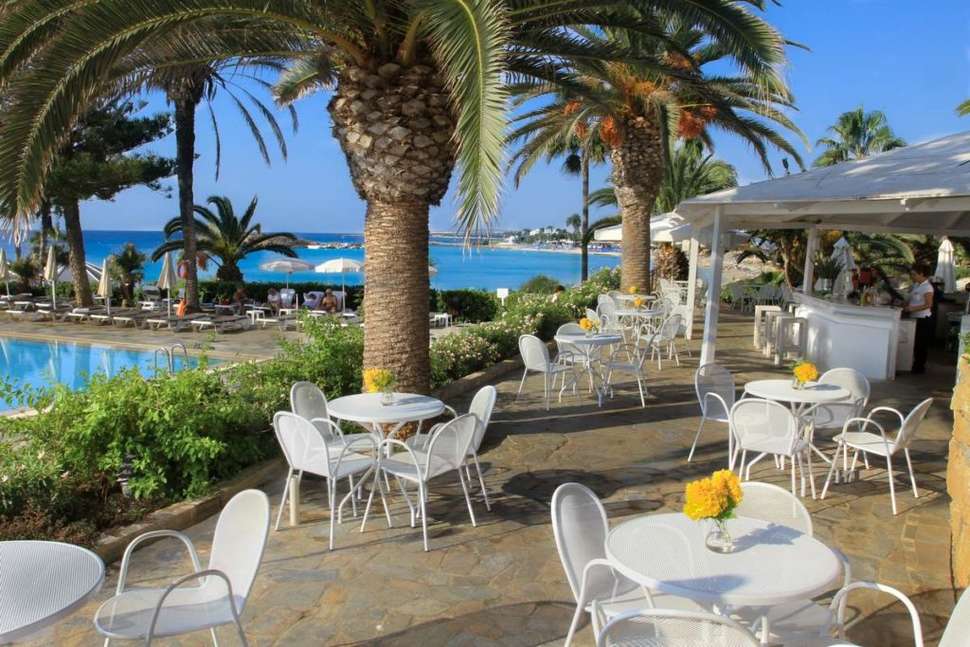 Een foto van het terras bij Nissi Beach Resort