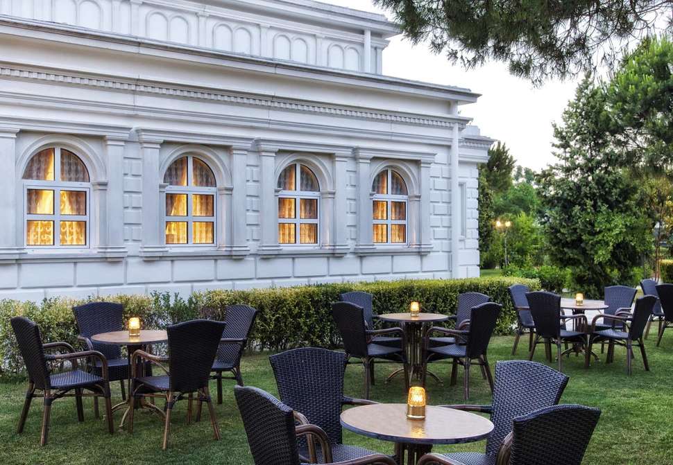 Een foto van het terras bij Asteria Kremlin Palace Hotel