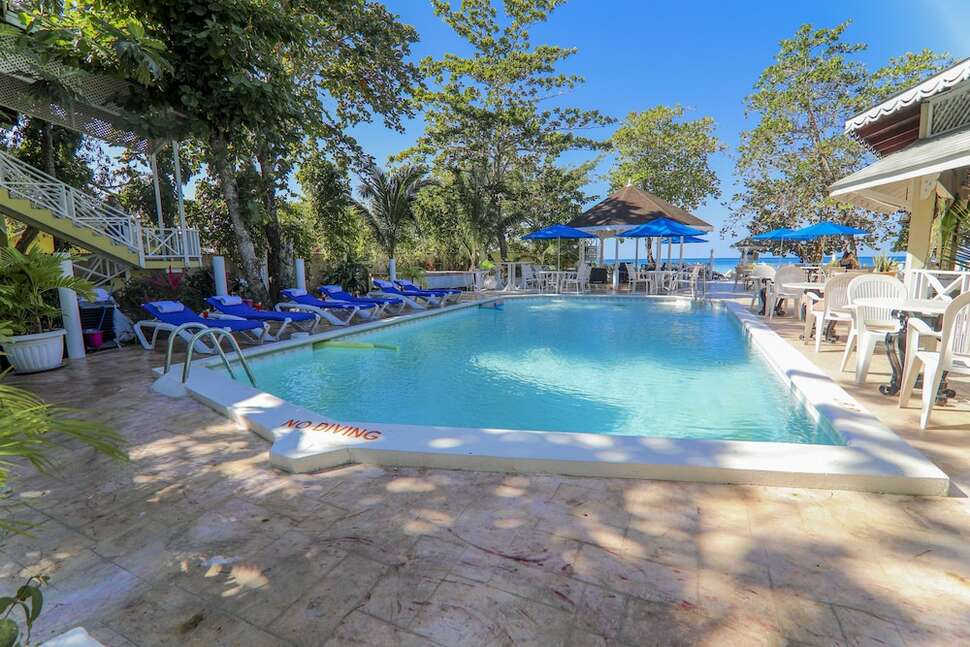 Een foto van het zwembad bij Merril's Beach Resort II