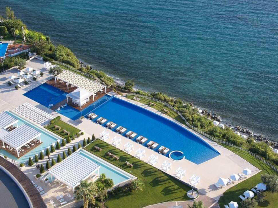 Een foto van het zwembad bij Cavo Olympo Luxury Hotel & Spa