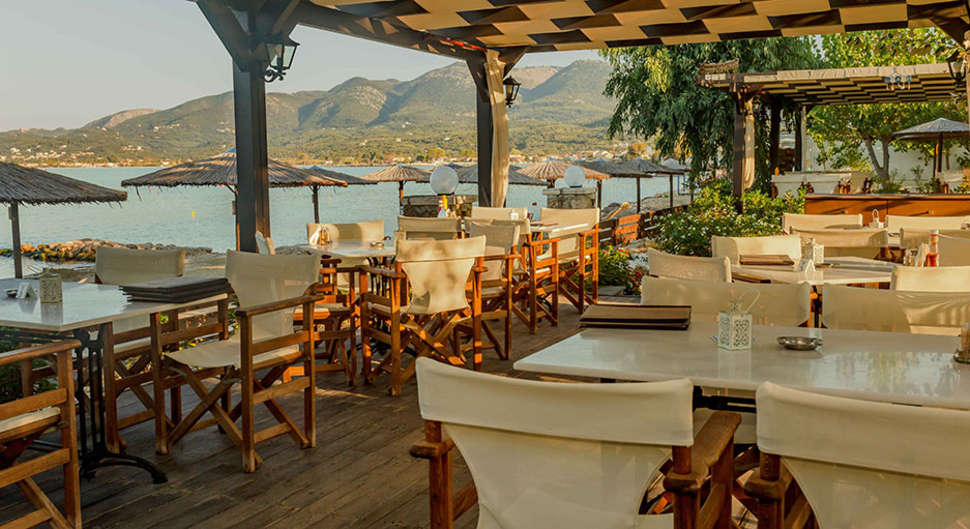Een foto van het terras bij Aparthotel Robolla Beach