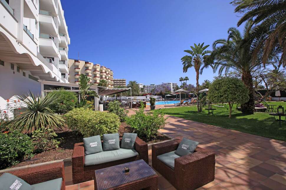 Een foto van het terras bij Axel Beach Maspalomas