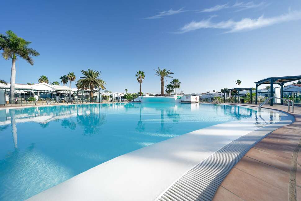 Een foto van het zwembad bij Maspalomas Lago