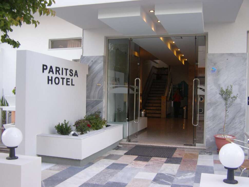 Een foto van de buitenkant van Paritsa Hotel