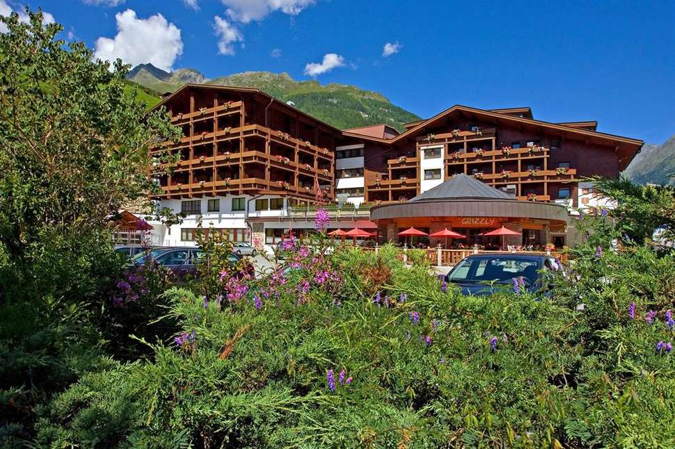 Een foto van de buitenkant van Hotel Tyrolerhof