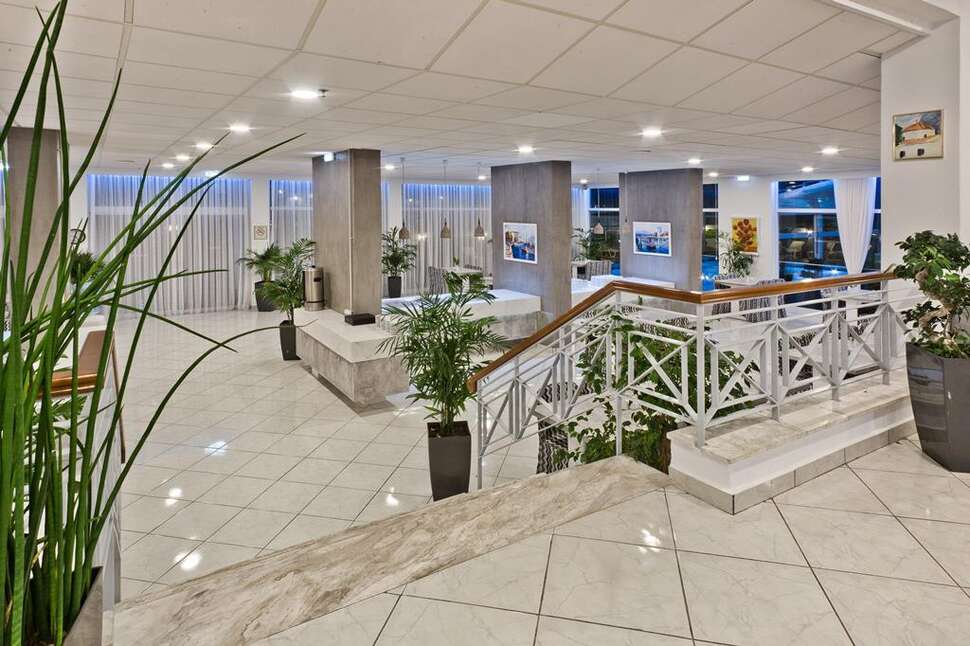 Een foto van het interieur van Miramare Bay