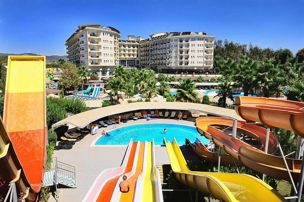 Een foto van het zwembad bij Mukarnas Spa Resort