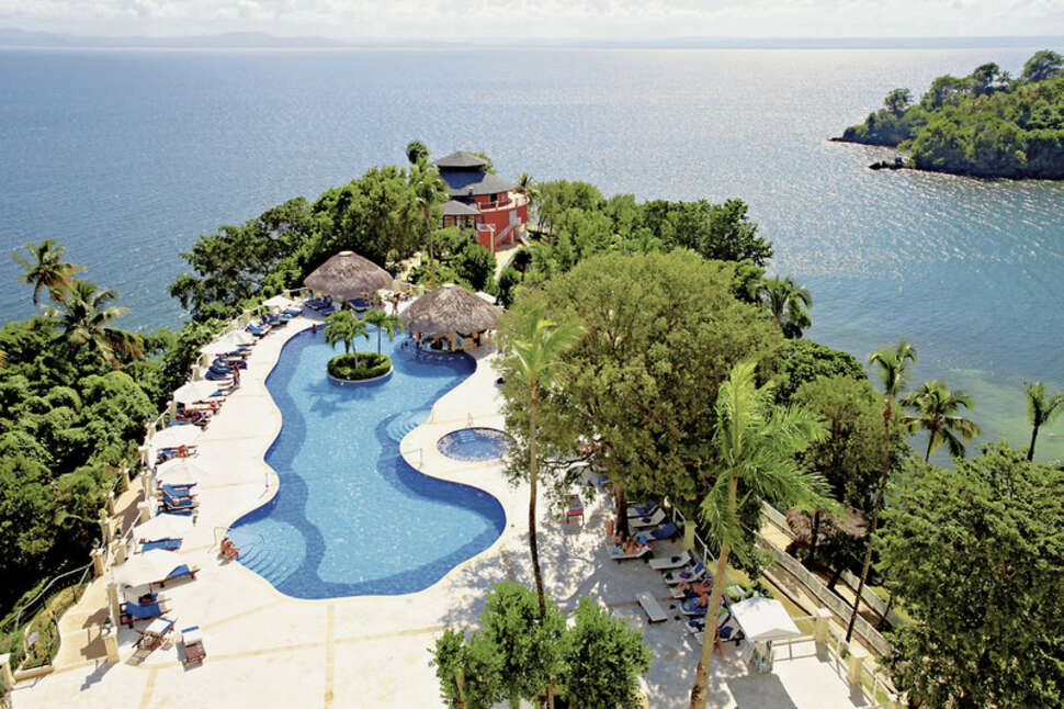 Een foto van het zwembad bij Grand Bahia Principe Cayacoa