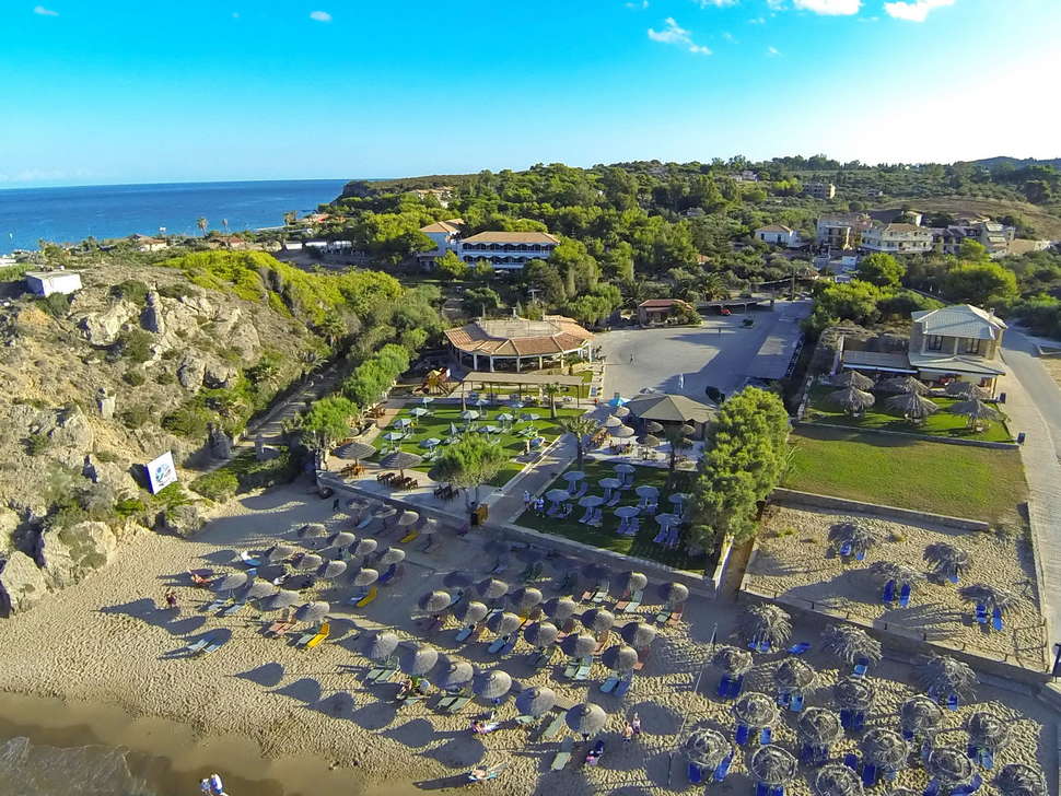 Een foto van het strand bij Plaka Beach Resort