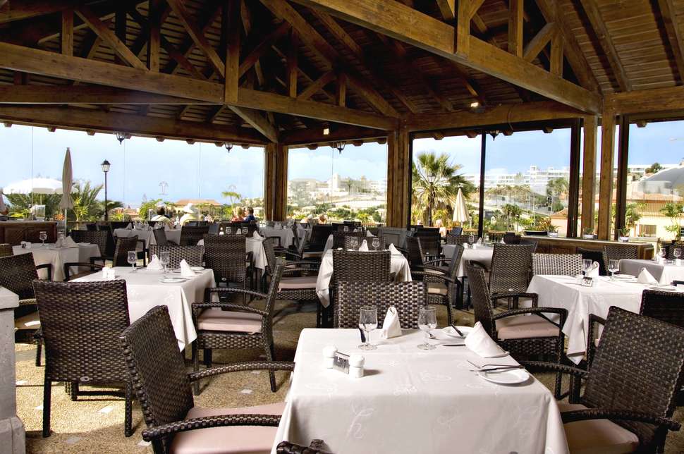 Een foto van het terras bij GF Gran Costa Adeje