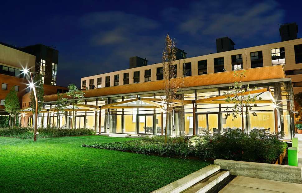 Een foto van de buitenkant van Hotel Alimara