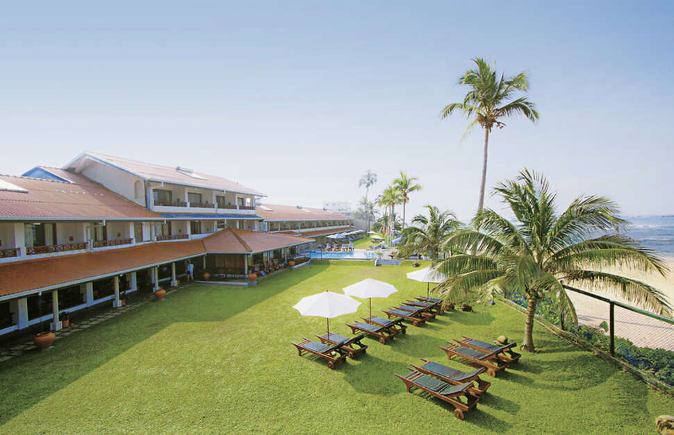Een foto van het terras bij Coral Sands Hotel