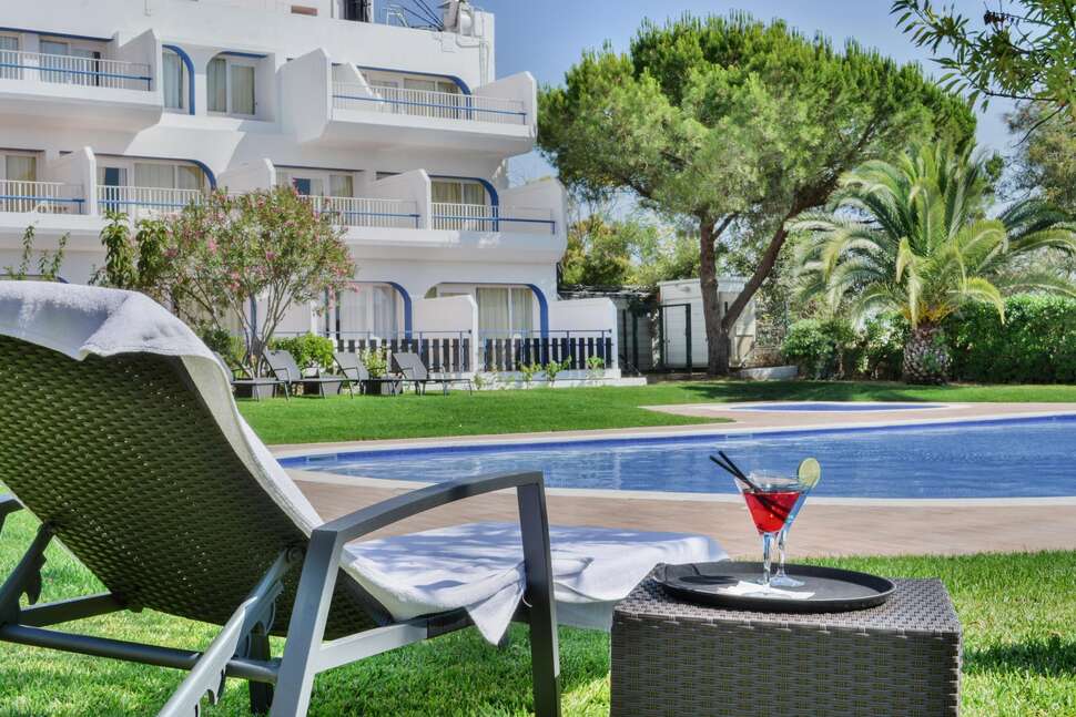 Een foto van het zwembad bij Carvoeiro Garden Hotel