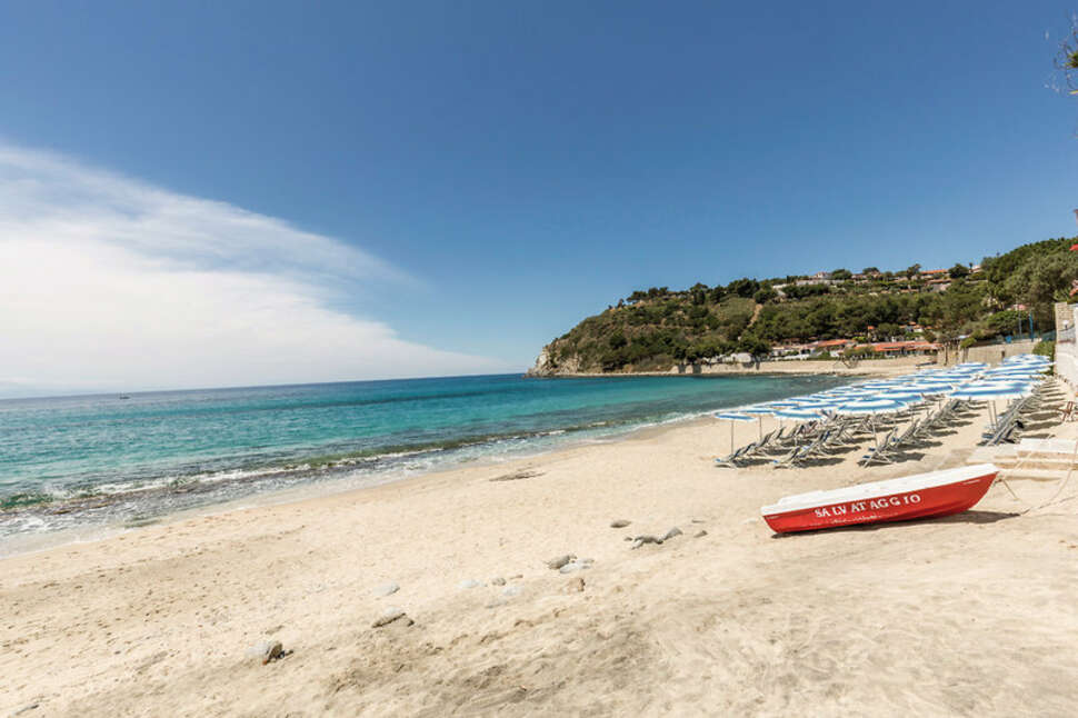 Een foto van het strand bij Villaggio Baia d'Ercole