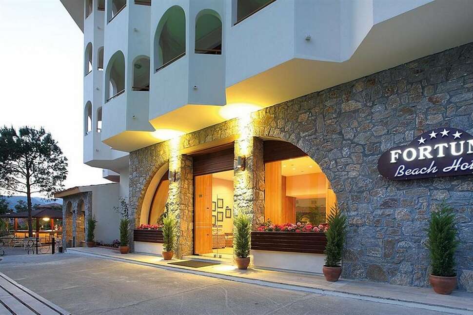 Een foto van de buitenkant van Fortuna Beach Hotel