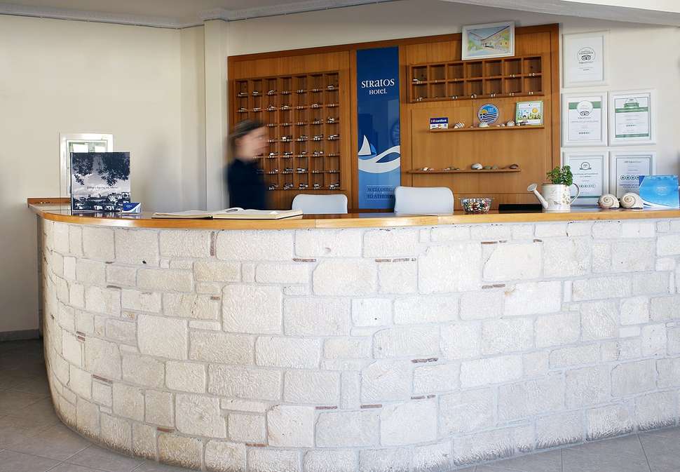 Een foto van de buitenkant van Stratos Hotel