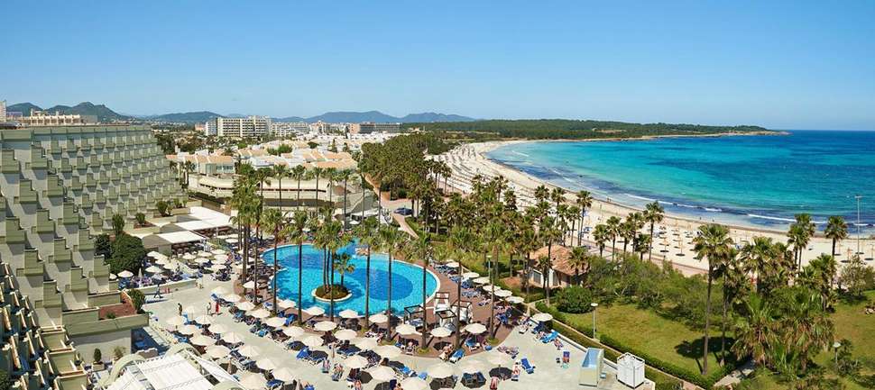 Een foto van het zwembad bij Hipotels Mediterraneo