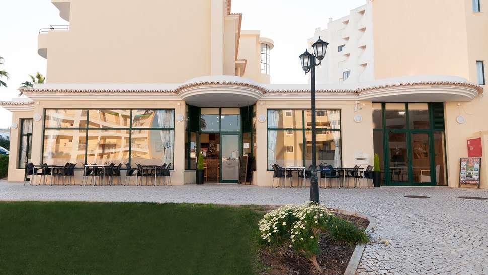 Een foto van de buitenkant van Plaza Real Aparthotel