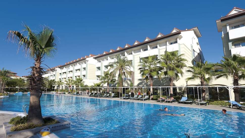 Een foto van het zwembad bij Sural Resort