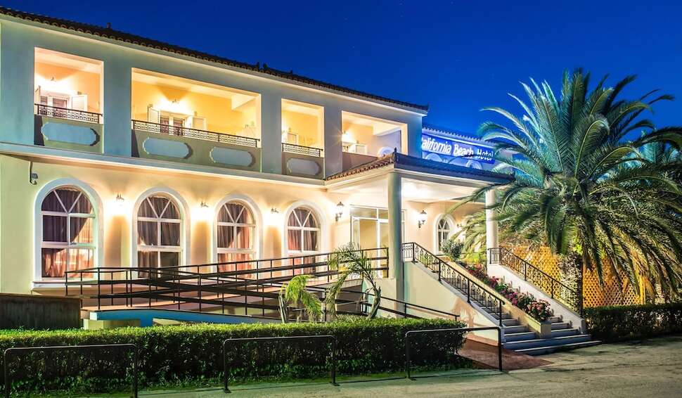 Een foto van de buitenkant van California Beach Hotel