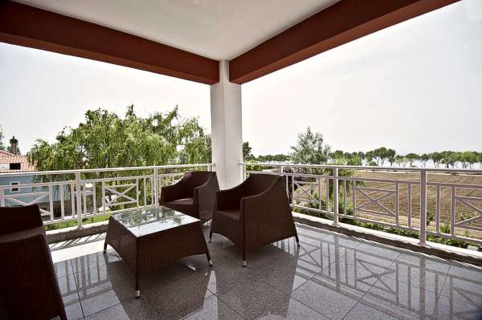Een foto van het terras bij Kaloni Village