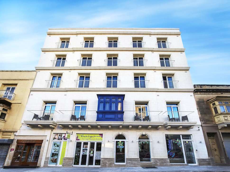 Een foto van de buitenkant van St Blubay Appartementen