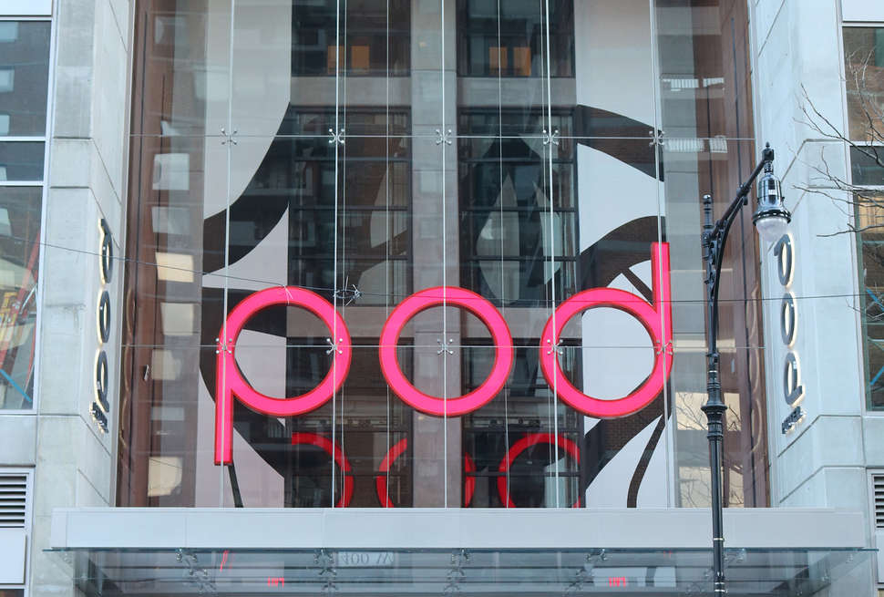 Een foto van de buitenkant van The Pod Times Square