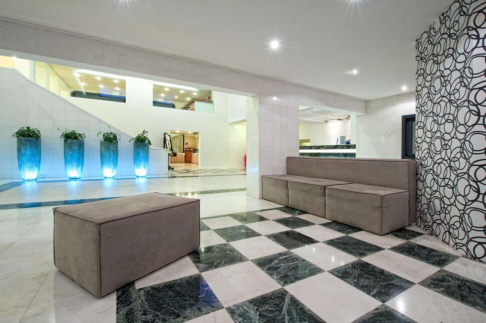 Een foto van het interieur van Heronissos Hotel