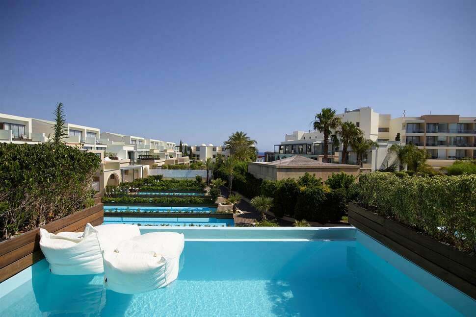 Ein Foto vom Pool im The Ixian Grand & All Suites