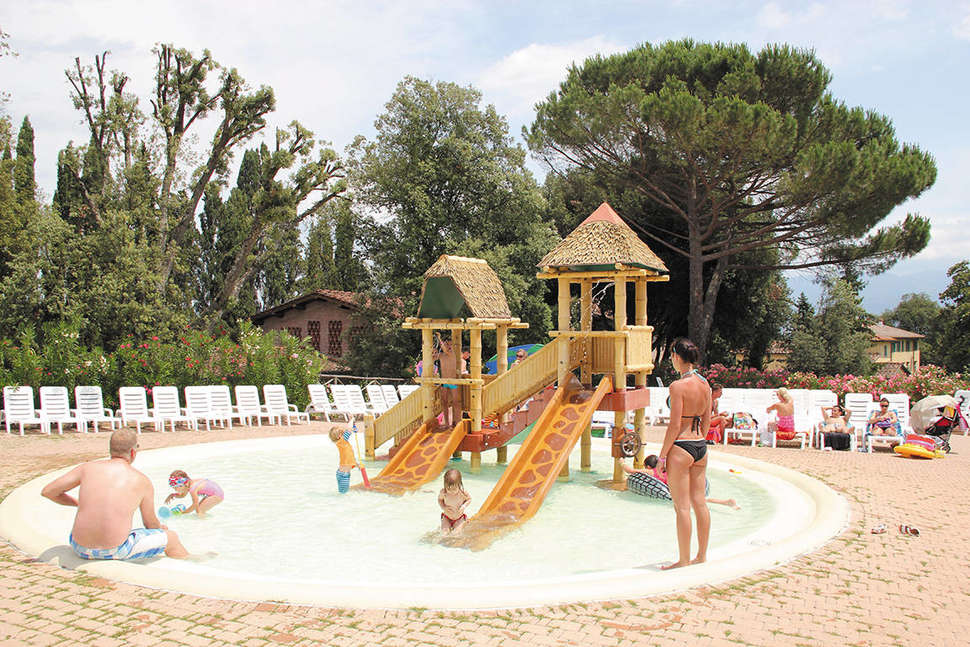 Een foto van het zwembad bij hu Norcenni Girasole Village