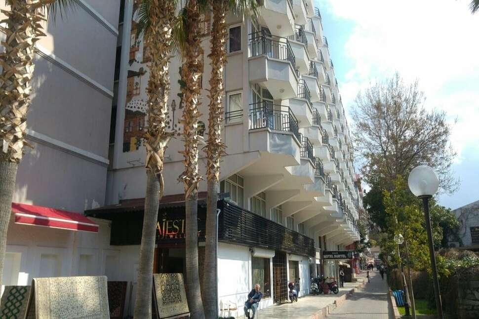 Een foto van de buitenkant van Surtel Hotel