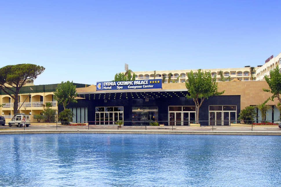 Ein Foto vom Pool im Hotel Evenia Olympic Palace