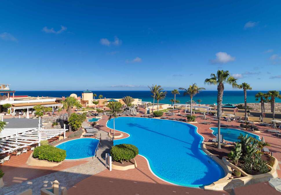 Een foto van het zwembad bij H10 Playa Esmeralda