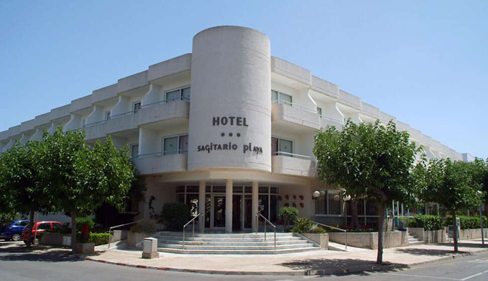Ein Foto von der Außenansicht des Hotel Spa Sagitario Playa