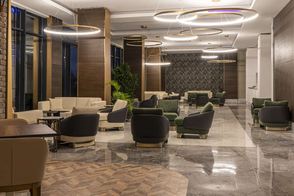 Een foto van het interieur van Side Square Hotel