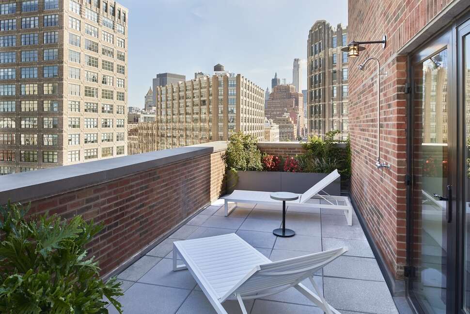 Ein Foto von der Terrasse im Arlo SoHo Hotel